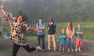 送小孩上学吃瓜,温馨一幕见证家校共育美好时光