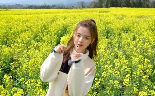 卓沅吃瓜拍照,趣味瞬间引网友热议