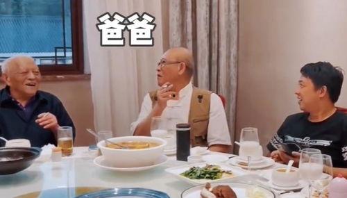 三世同堂吃瓜,一家人的温馨食光